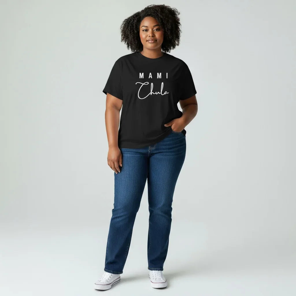 Mami Chula Ladies T-Shirt | Latina Confidence Tee | Mami Chula Graphic Shirt | Empowering Women’s Tee | Stylish Latina T-Shirt | Mami Chula Cotton Top | Bold Women’s Fashion Tee | Latina Pride Shirt | Trendy Mami Chula Tee | Feminine Confidence T-Shirt